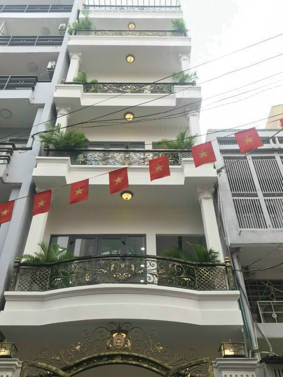 Bán nhà Đường Nguyễn Đình Chiểu,Q3. Dt : 4,3x11m. 3 lầu. Giá 14 tỷ.