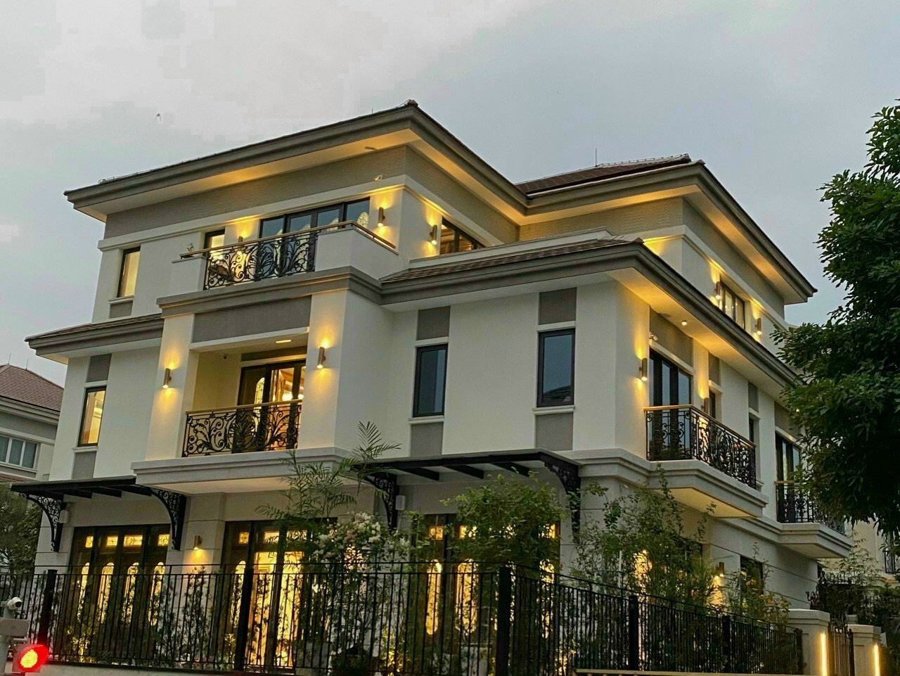 Chủ nhà định cự bán Villa sân vườn khu dân trí K300, Tân Bình. DT: 15x16m – 4 lầu