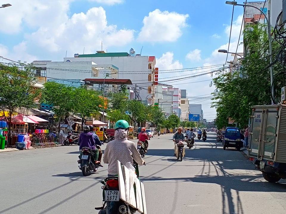 SỐC 50tr.m2, cực gấp bán 305m2 Mặt tiền Nguyễn Văn Quá, Xoắn nợ, hạ 5 tỷ, 6x35 KD đa ngành