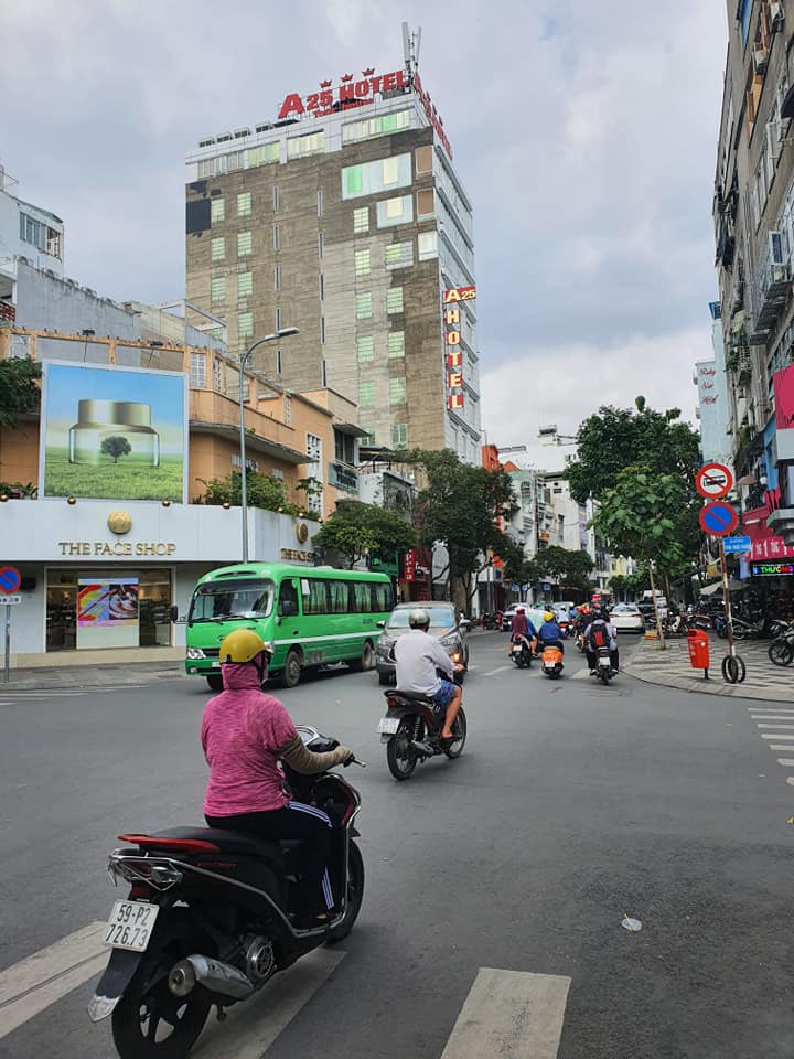 Bán nhà MT Nguyễn Trãi - Lê Lai, Q1, DT 236m2 (13x18m), 10 tầng, 288Ty