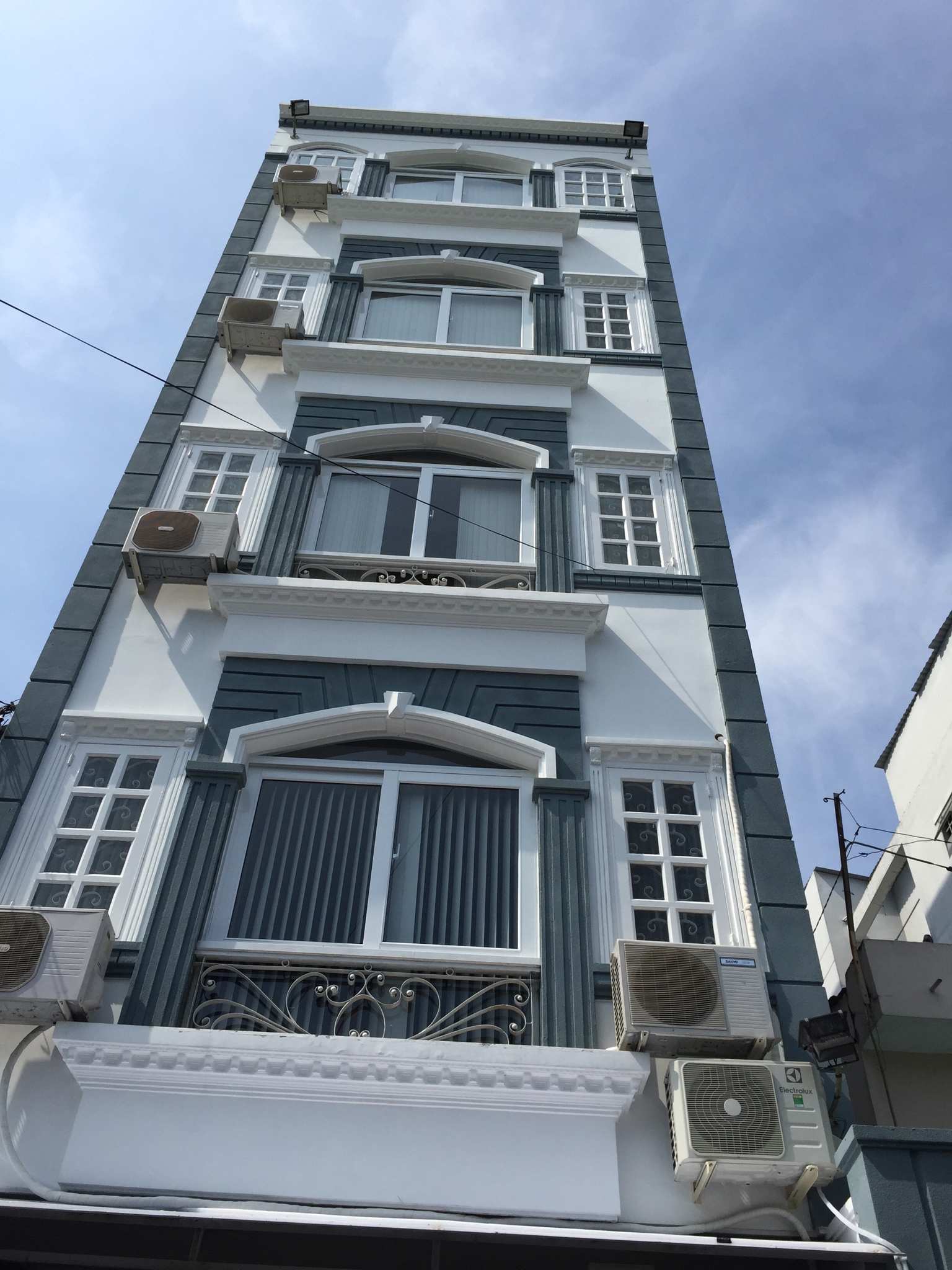 Bán nhà mặt tiền Nguyễn Chí Thanh, Quận 11, phường 4 4*20m, nhà mới cực kỳ đẹp, 4 lầu, có vỉa hè