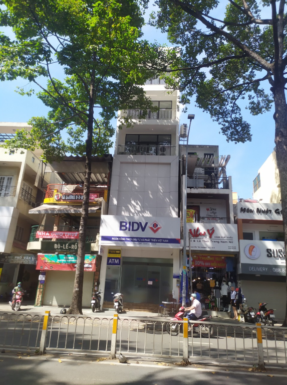 Bán nhà mặt tiền đường Nguyễn Tri Phương Phường 4 Quận 10. DT 4.5x16m nhà 5 lầu giá 25 tỷ TL. LH 0909.746.977
