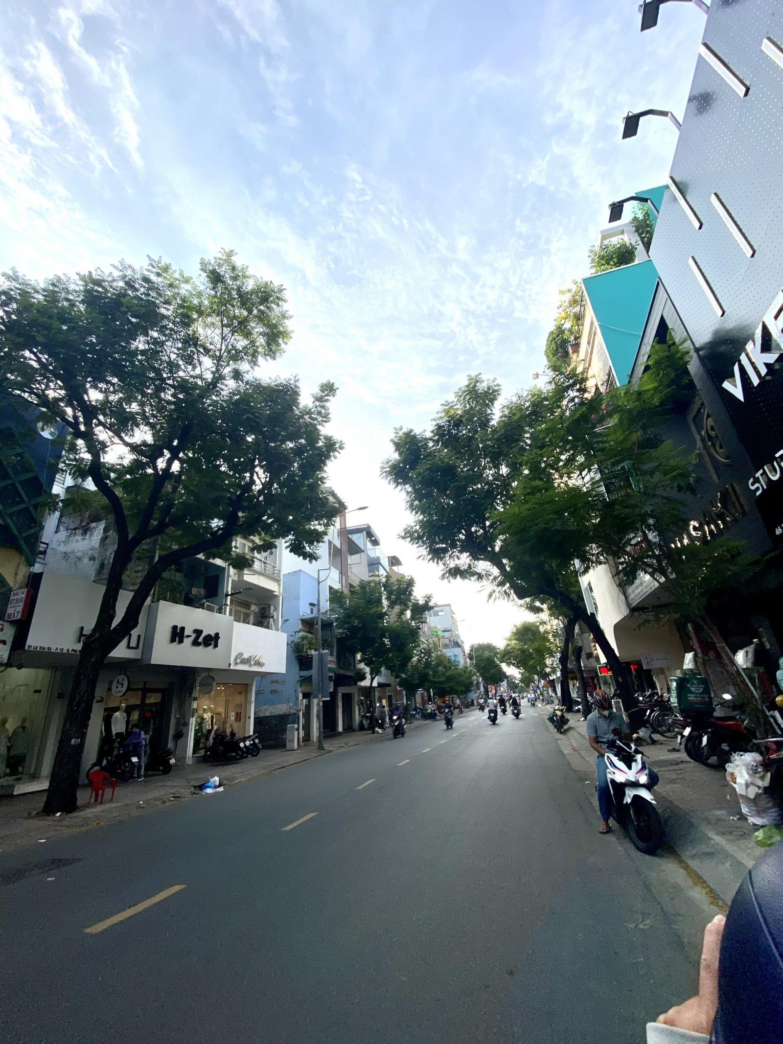 Bán nhà mặt tiền Phạm Văn Hai Tân Bình gần chợ, DT: 4x28m, giá 23.5 tỷ