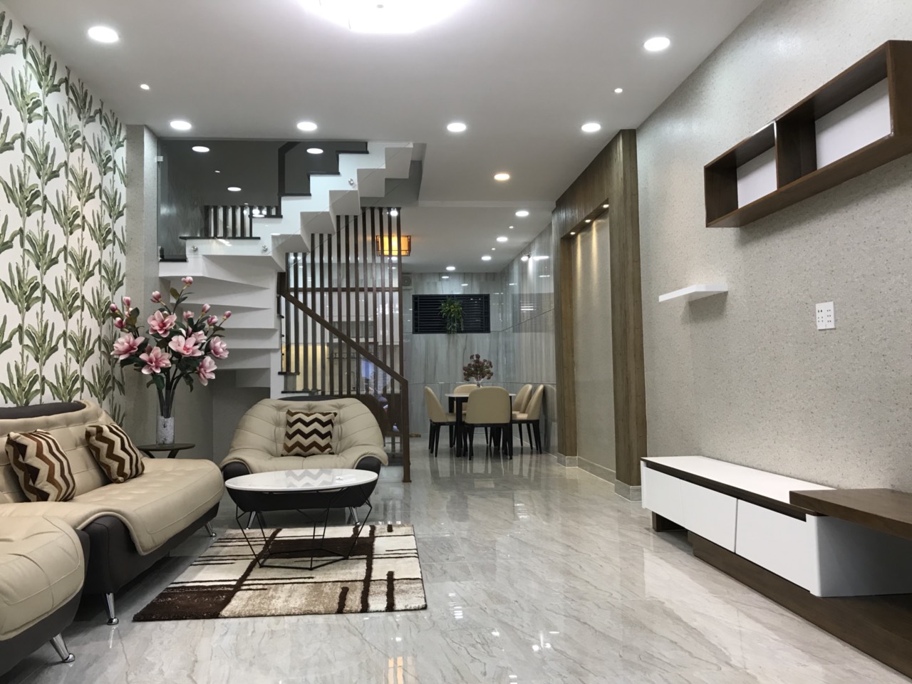 Bán nhà mặt tiền đường Võ Văn Tần phường 5 quận 3, DTSD: 155m2, trệt 4 lầu, giá 16.9 tỷ