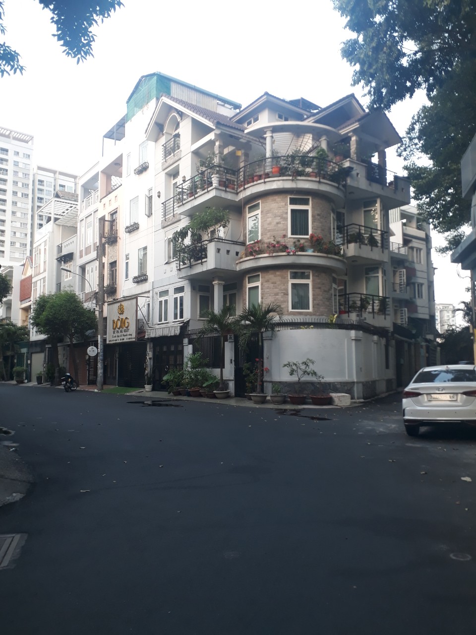 8 x 18, bán căn góc biệt thự có hầm đường Nguyễn Minh Hoàng, gía 30 tỷ TL