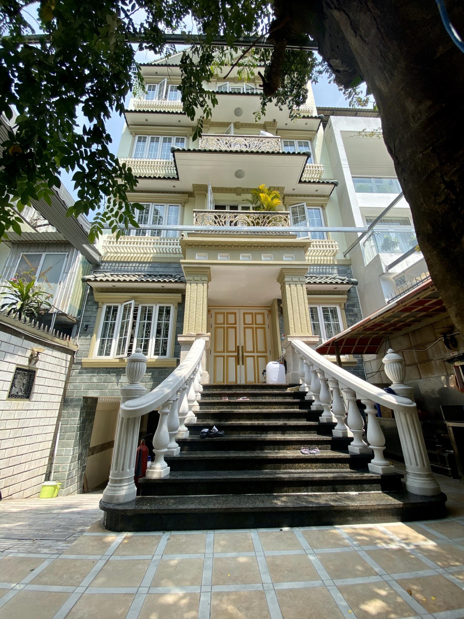 Bán nhà góc 2 mặt tiền rất đẹp đường Nguyễn Minh Hoàng khu vực K300 DT: 8x18m. Nhà 4 tầng mới đẹp
