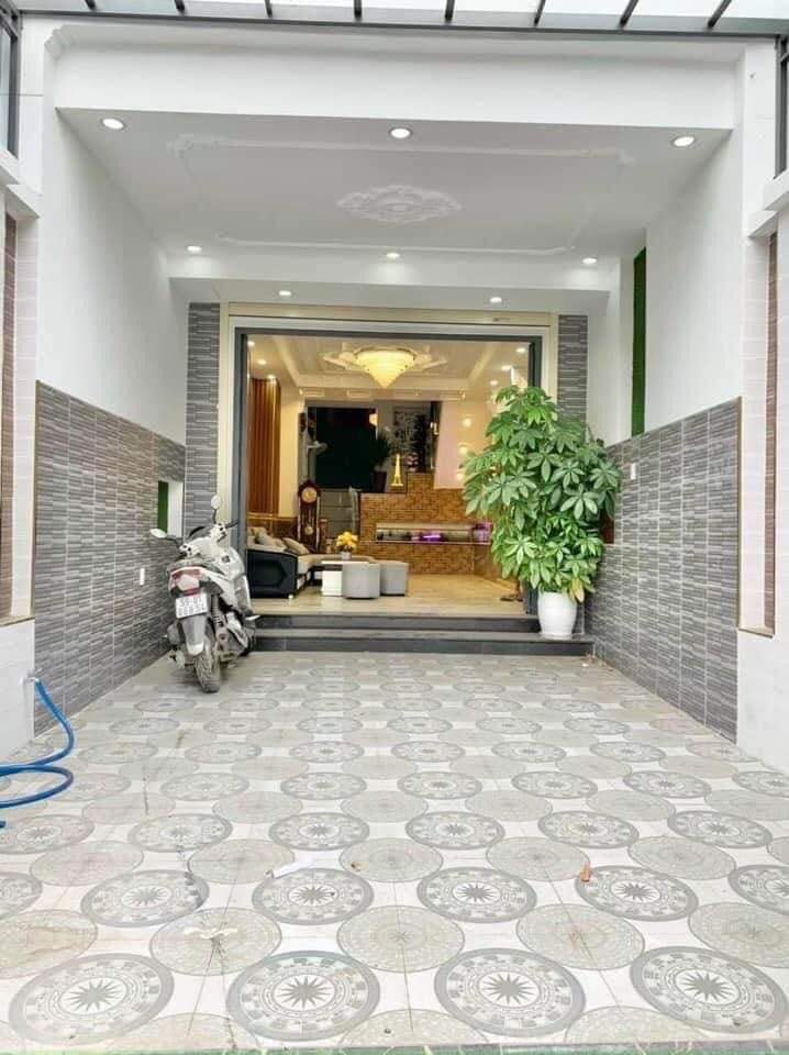 Bán nhà mặt tiền gần sân Golf Tân Sơn Nhất, DT 4,2x23, Trệt 3 lầu, Nhà thật giá thật.
