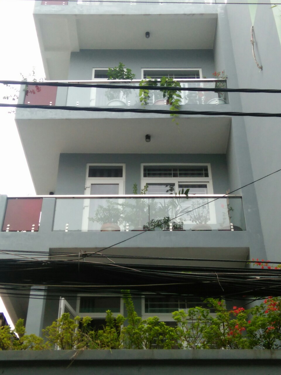 4. Cần bán gấp nhà MT đẹp Sư Vạn Hạnh, P. 13, Q. 10, DT: 3,5x9m, KC: 3 tầng, giá 8 tỷ