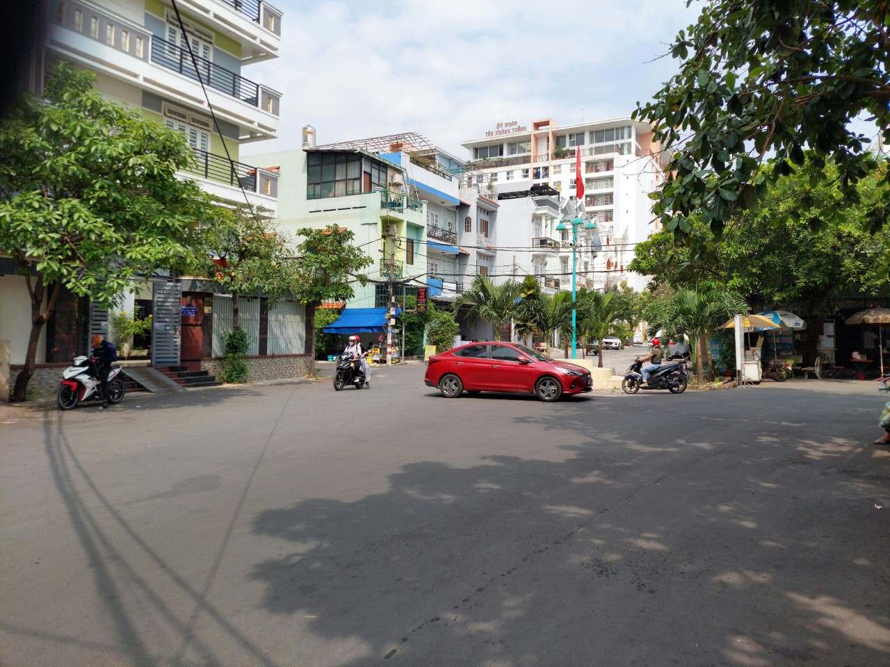 Bán Mặt Tiền 5m ngang, 4 tầng, KD Sầm Uất, Gần Chợ Phạm Văn Bạch.