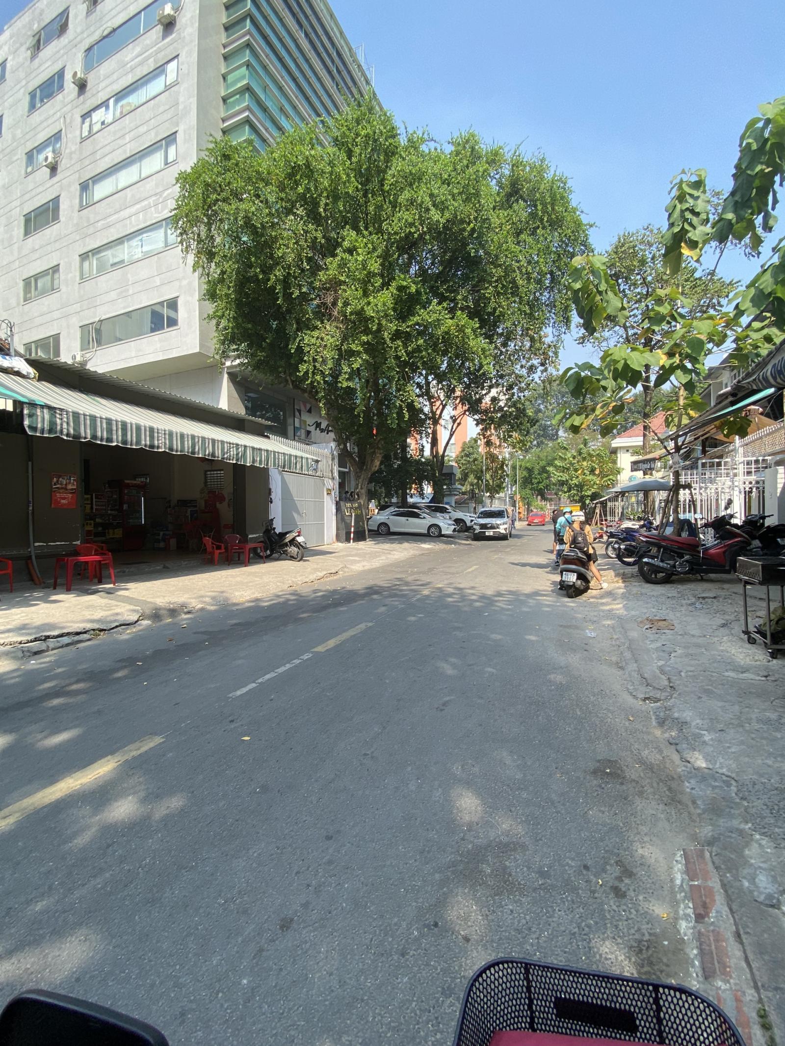 Mặt tiền đường Nguyễn Gia Thiều, P6, Quận 3. DT: 20m x 23m, 460m2, vuông vức, trệt, 1 lầu.