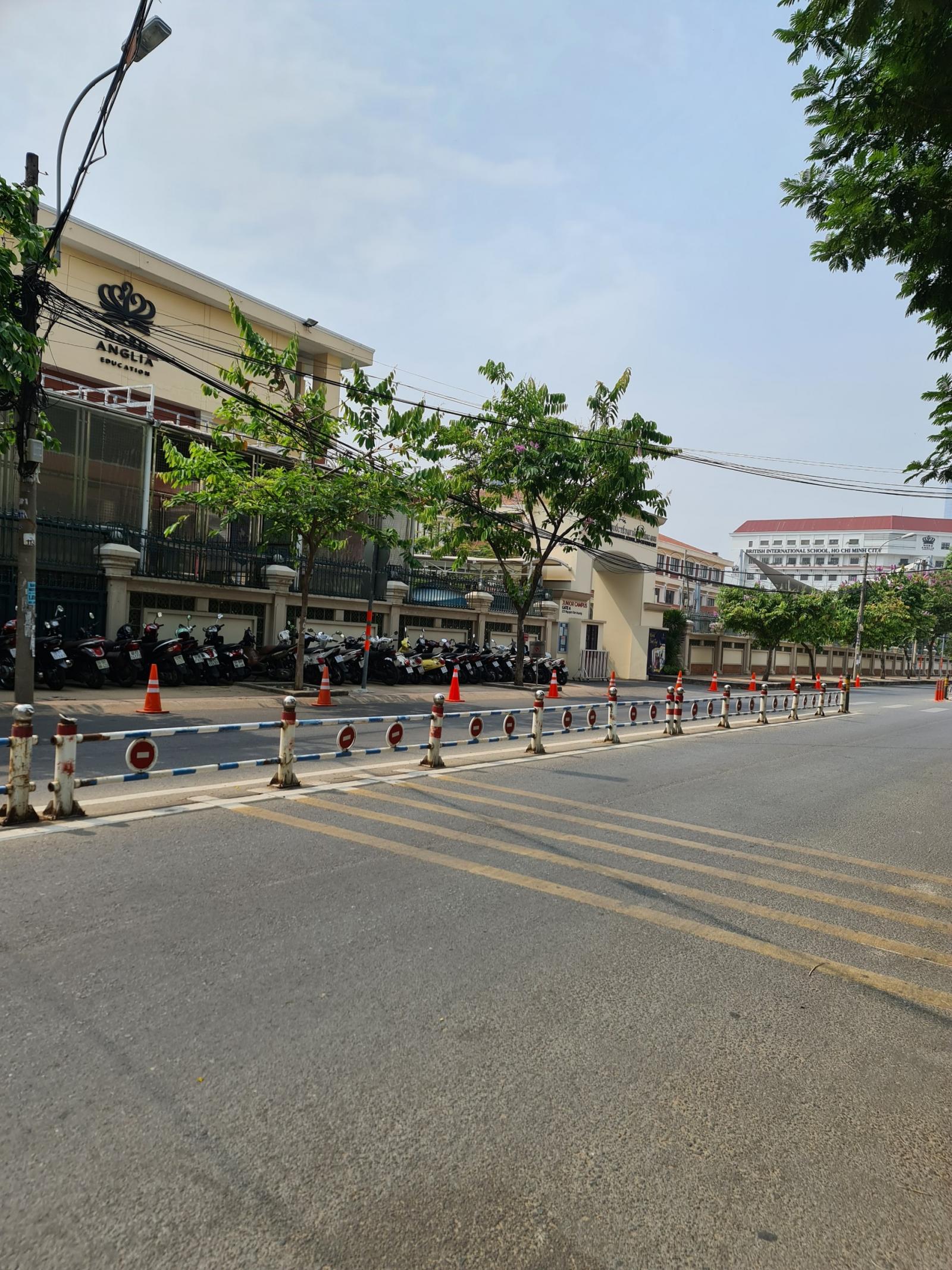 Bán biệt thự đẹp MT đường Nguyễn Văn Hưởng cạnh trường Quốc tế, Q2, 10x24m, Giá: 70 tỷ