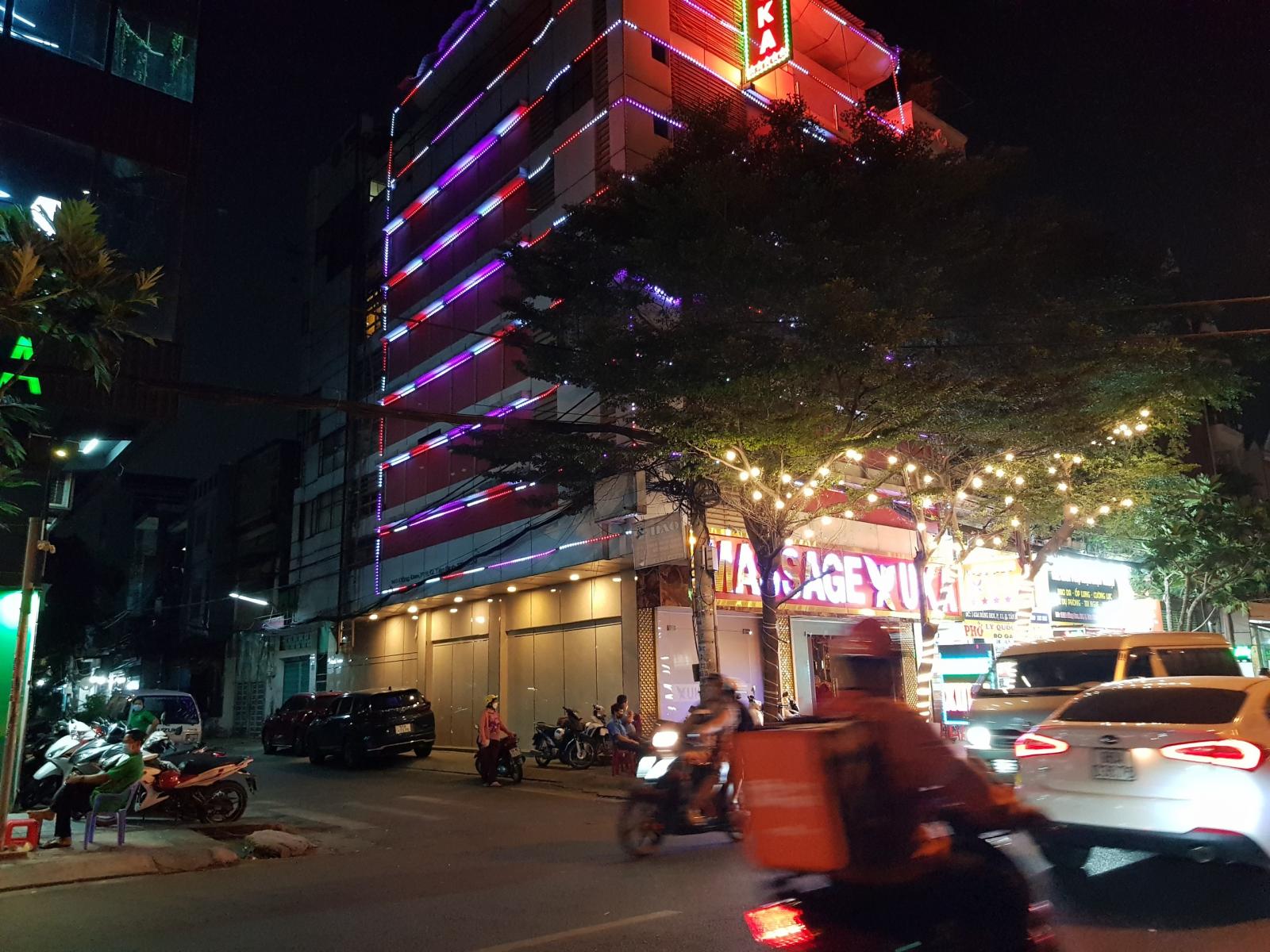 Bán khách sạn 5 tầng tiêu chuẩn 3* đường Nguyễn Thái Bình P. 12, Q. TB. DT: 13x27m, giá 75 tỷ