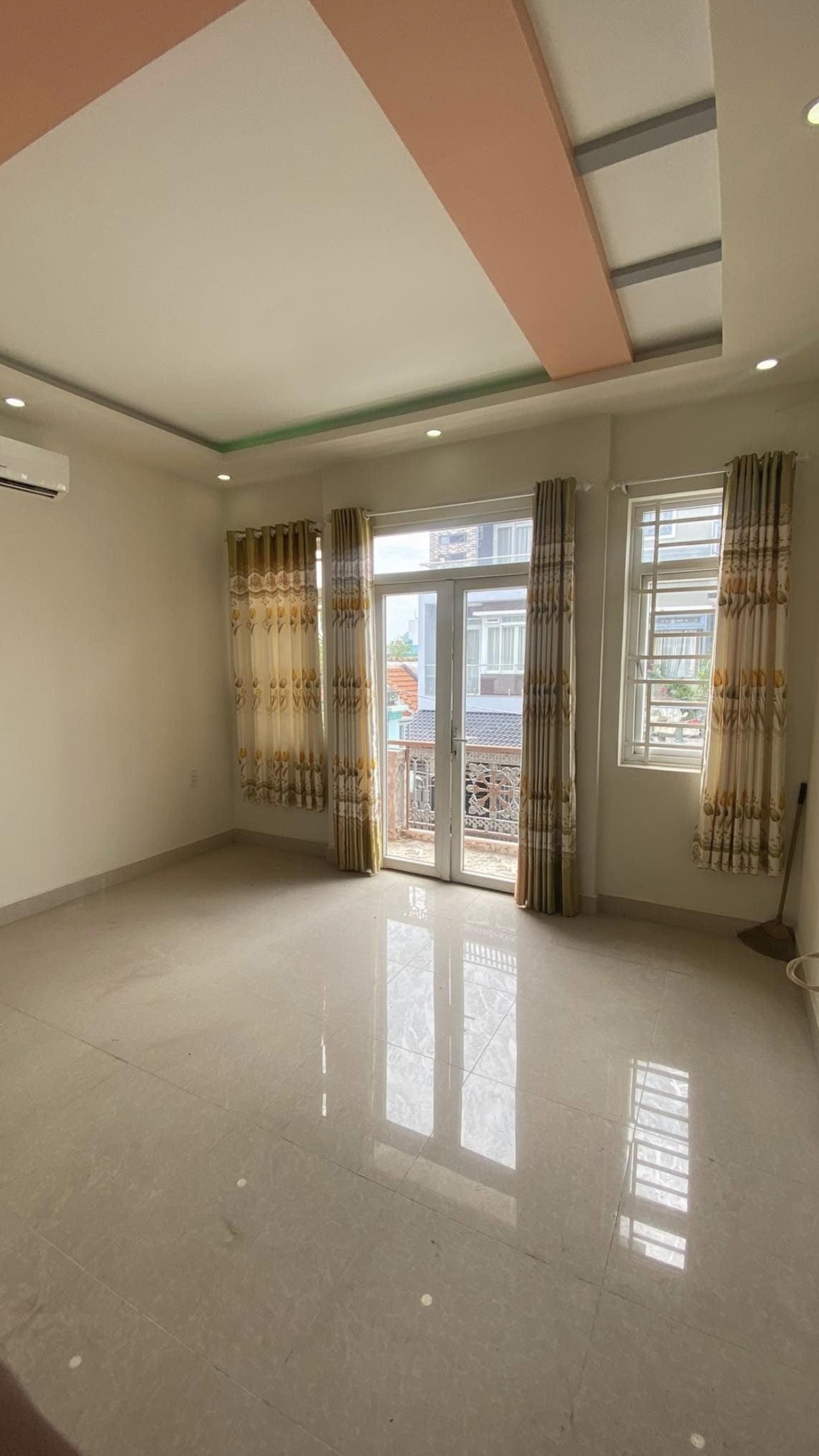 Nhà Đẹp- HXH Tránh- 3 Tầng- 64m2(4,5x15m)- Trục Hà Huy Giáp P.Thạnh Lộc Q.12- Giá : 4,65 Tỷ 
