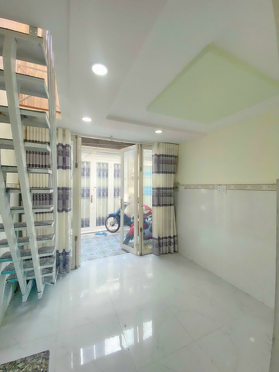 Chính chủ gửi bán gấp nhà hẻm 180 Bùi Văn Ba P. Tân Thuận Đông Quận 7.
