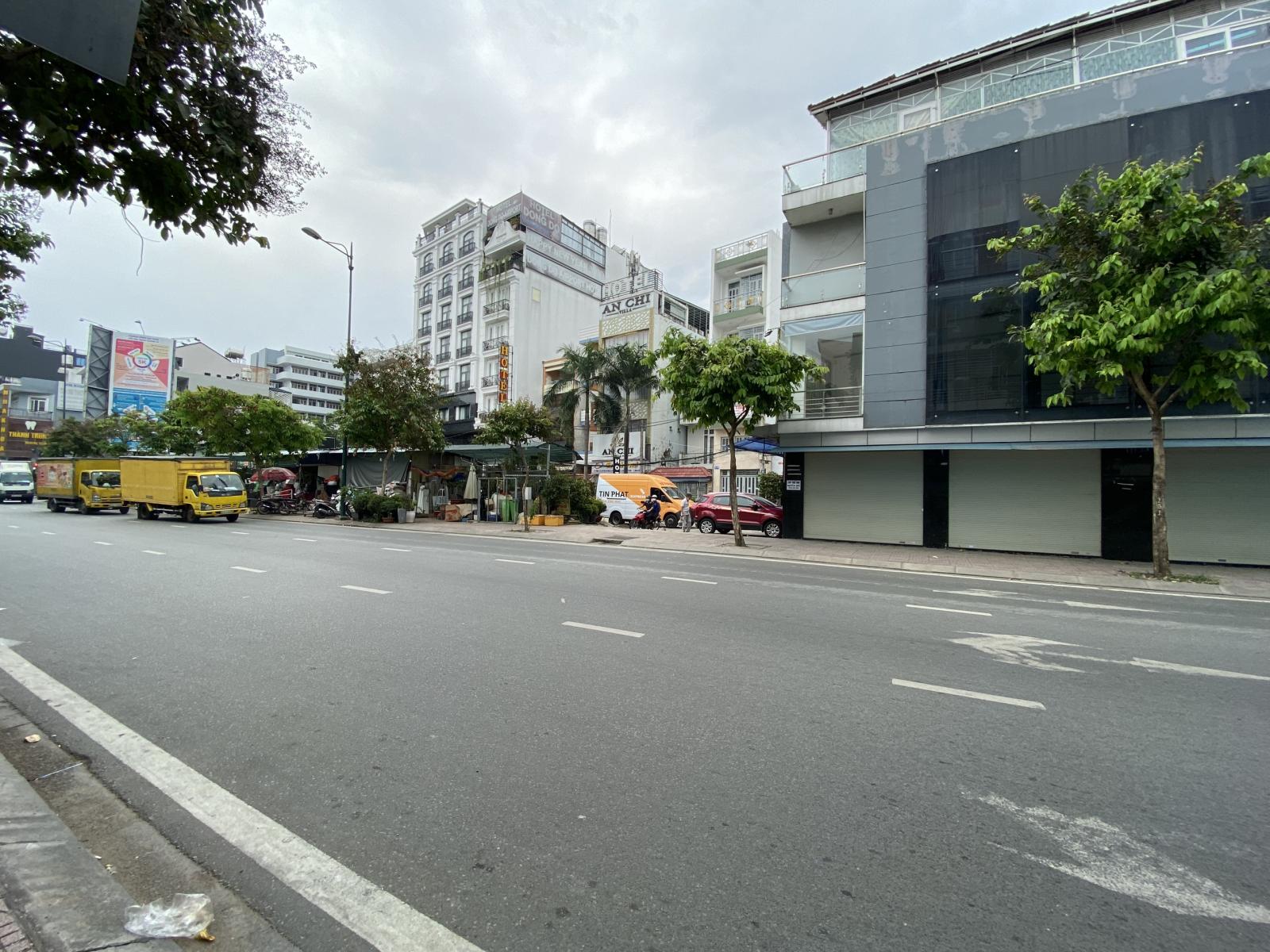 Bán nhà chính chủ mặt tiền đường Hồng Hà, P2, Q.Tân Bình. DT: 15m x 25m, trệt, 1 lầu.