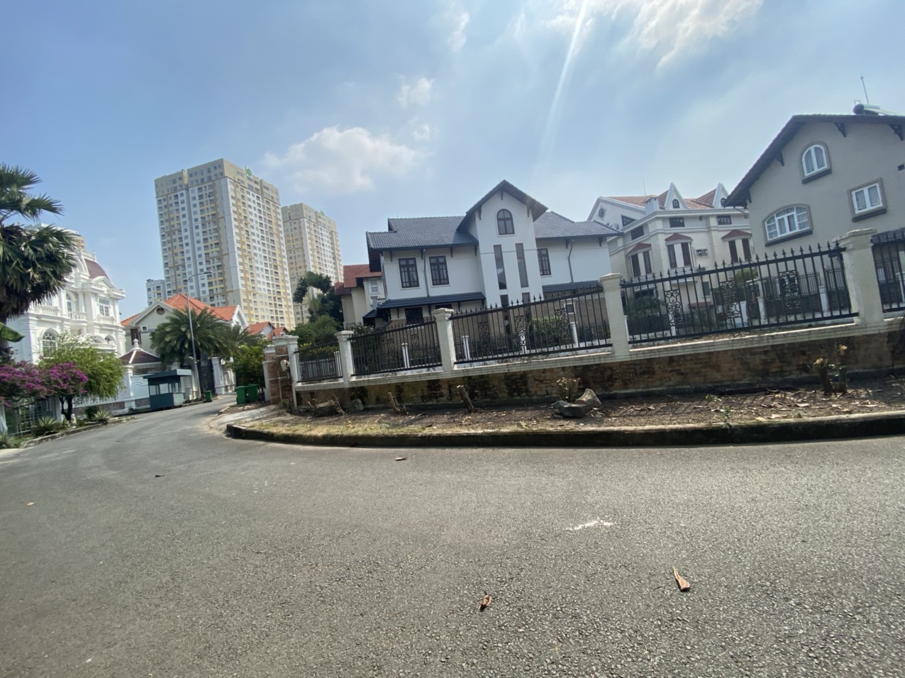 Bán khuôn đất lô góc xây biệt thự Nguyễn Văn Hưởng, Q2, 19 x 25m, 97 tỷ