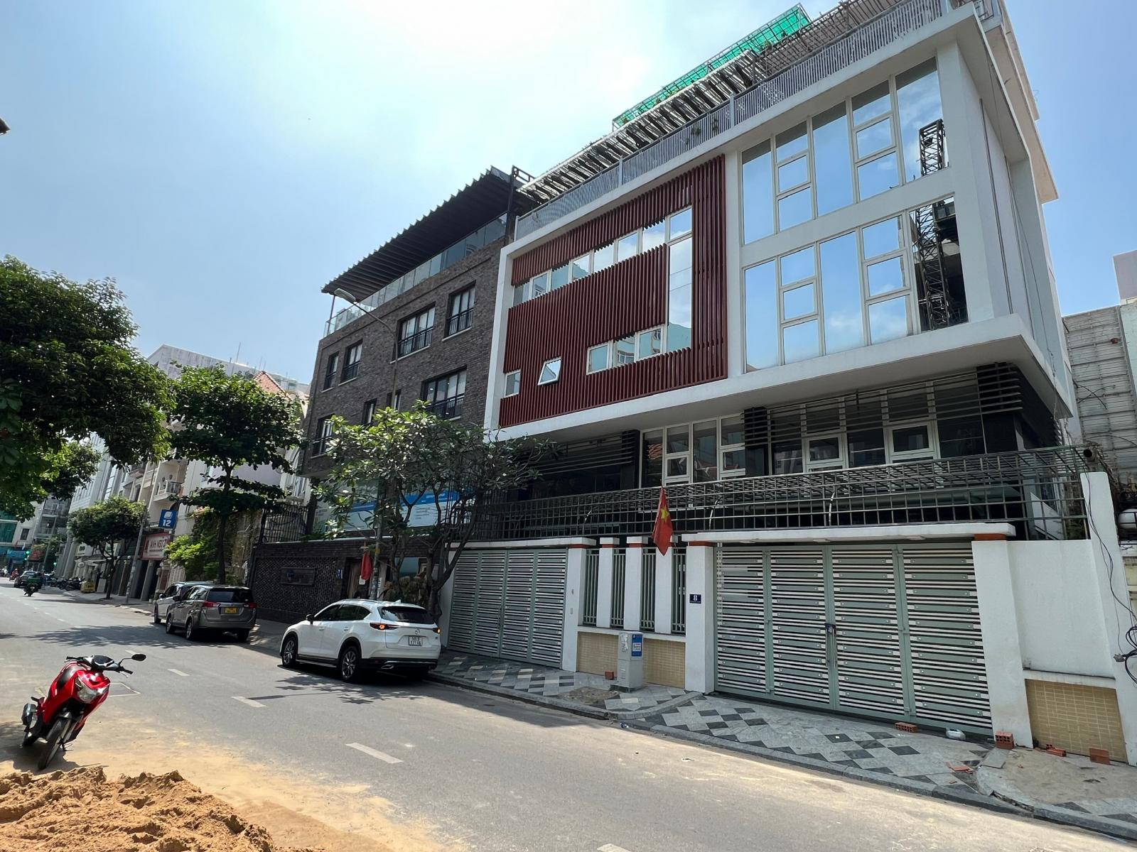 Cần bán nhà mặt tiền đường quốc tế Nguyễn Văn Trỗi, DT: 11*20m. 3 lầu. Chỉ 100 tỷ