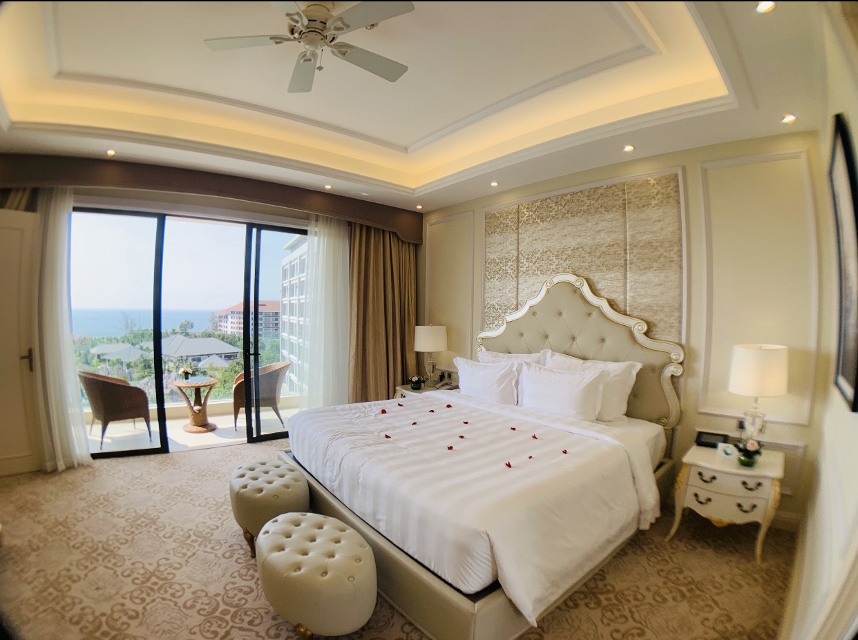 Bán khách sạn 3 sao mặt tiền Thái Văn Lung, Quận 1, Hầm, 11L, 70P, giá 385 tỷ - 0937462074