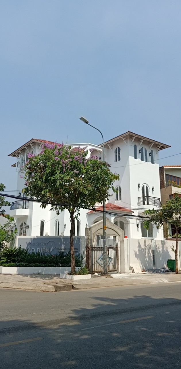 Cần bán Villa 3 măt tiền Nguyễn Văn Hưởng khu Compound Thảo Điền 2 nhà mới xây xong