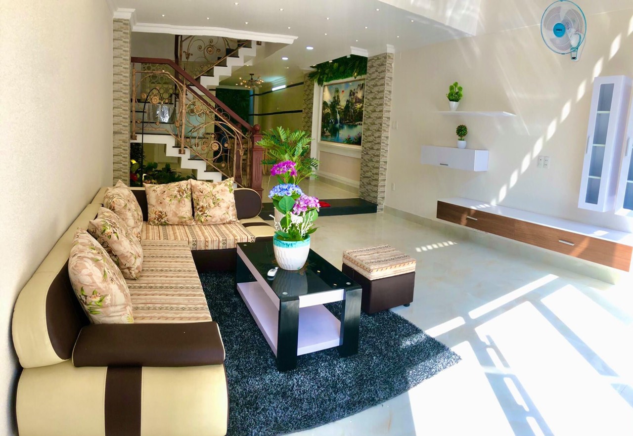 Bán nhà mặt tiền đường Hùng Vương phường 1 quận 10, DTSD: 269m2, lửng 3 lầu ST, giá 17.7 tỷ