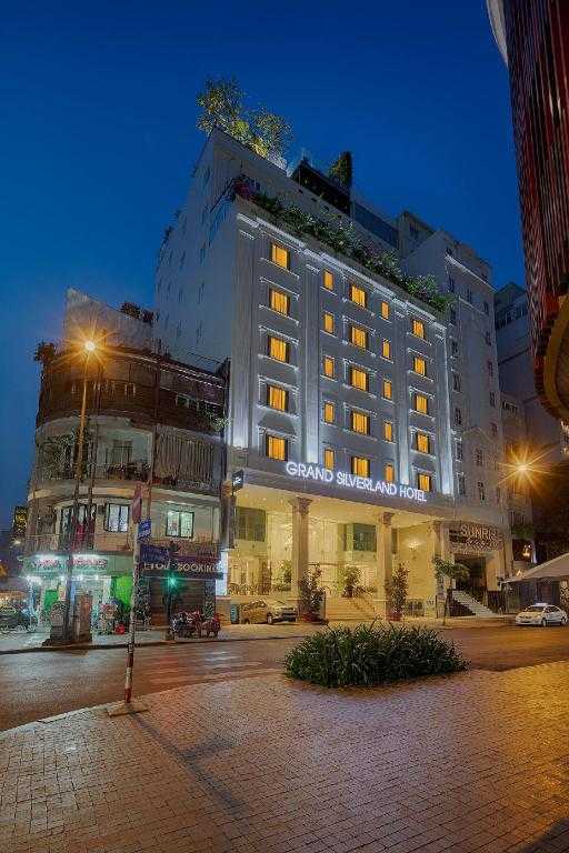 Cần bán gấp Building Nguyễn Chí Thanh, Quận 5, (DT: 10x30m, NH 14m, HĐ thuê 220tr) giá chỉ 85 tỷ