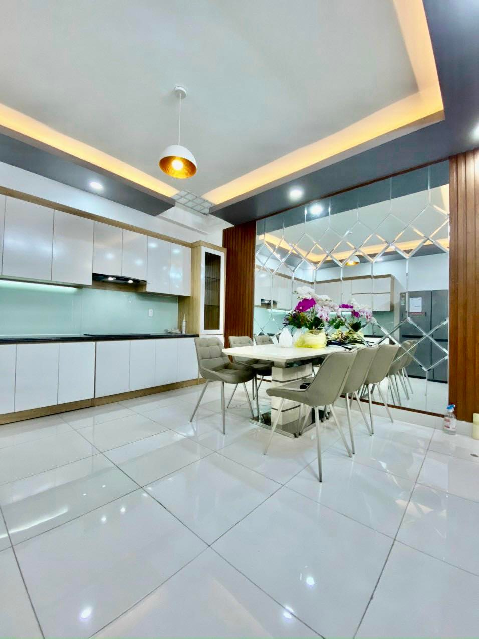 BÁN NHÀ LIỀN KỀ PHÚ MỸ HƯNG QUẬN 7 