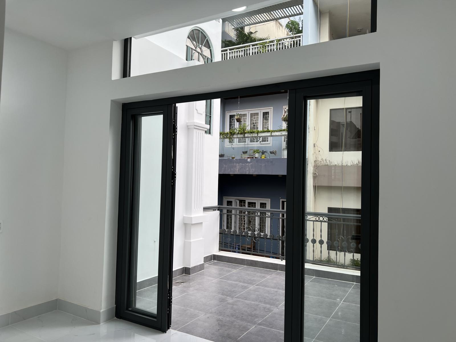 bán nhà mới xây HXH thông đường Thành Thái Q.10. DT: 4,1x16m, trệt 2 lầu