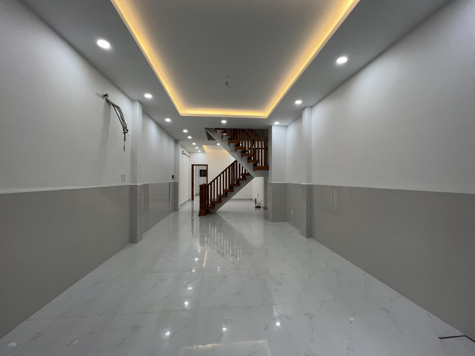 bán nhà mới xây HXH thông đường Thành Thái Q.10. DT: 4,1x16m, trệt 2 lầu