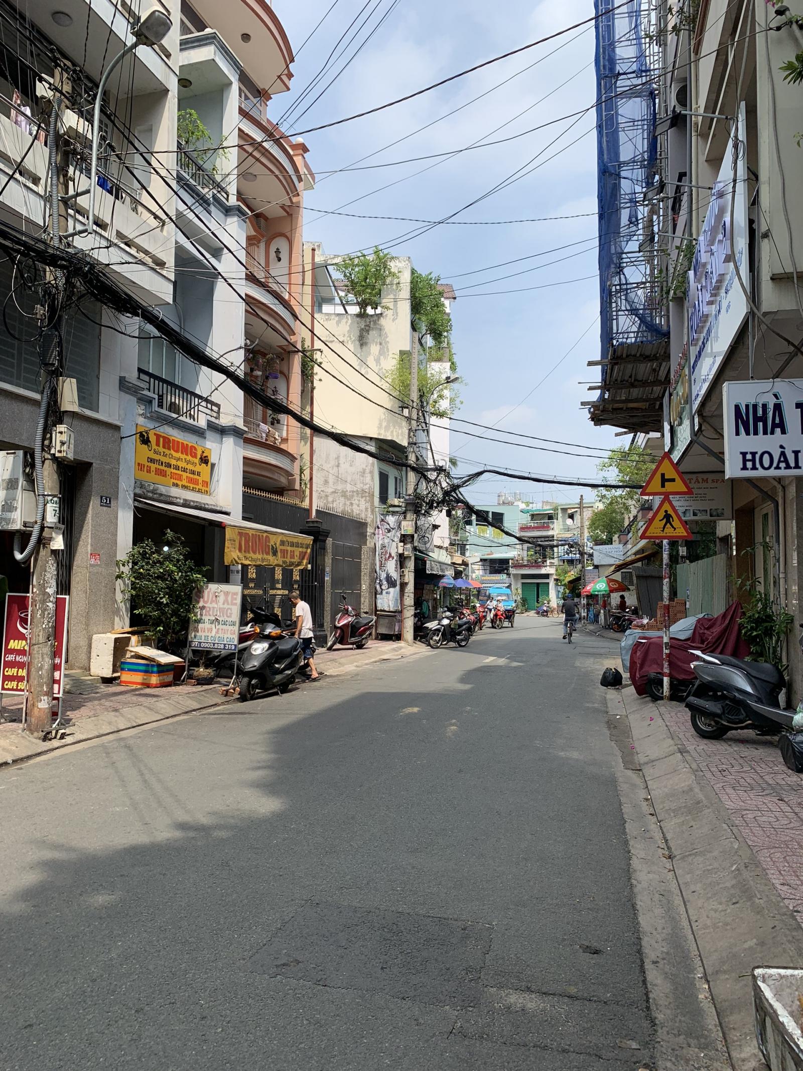 Bán biệt thự góc 2 mặt tiền đường Nguyễn Trọng Tuyển, DT 7.5x16m, nhà 2 lầu, giá chỉ 24 tỷ