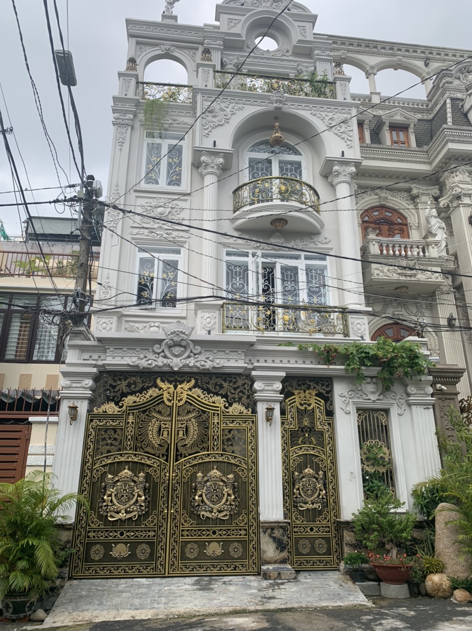 Căn nhà lớn tốt nhất khu K300, đường Nguyễn Minh Hoàng, Tân Bình. 8*20m, 3 lầu, giá 28 tỷ.