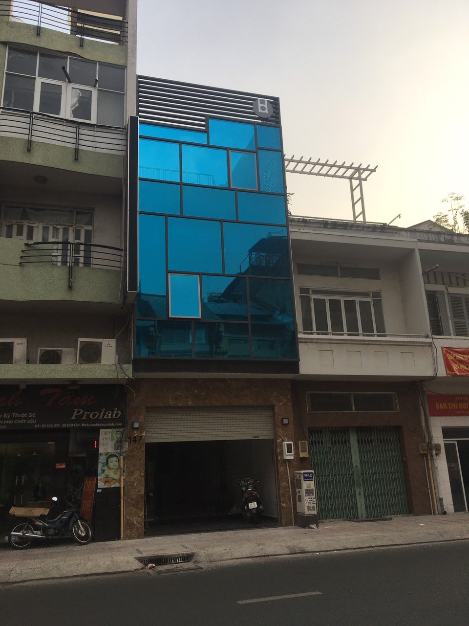 Bán nhà HXH  sát mt Nguyễn Văn Cừ  F2Q5 giáp quận 1. giá chỉ: 9.5 tỷ