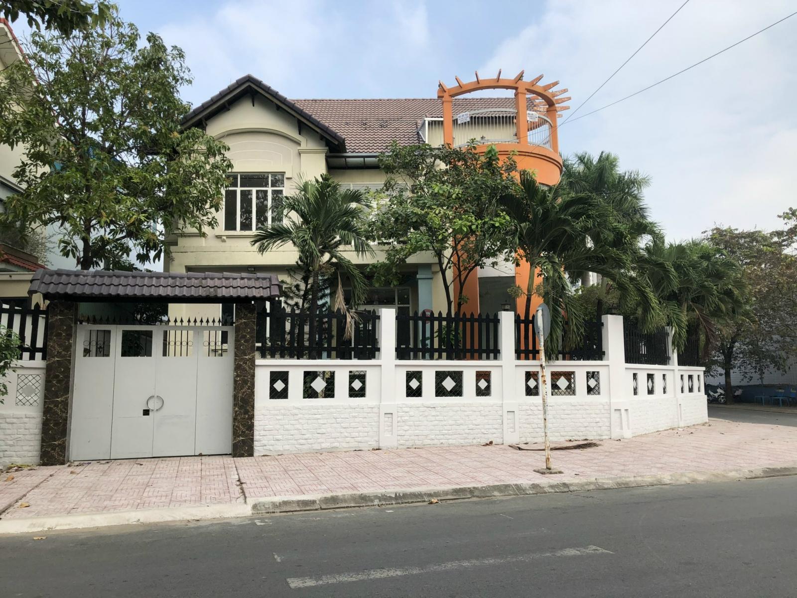 Bán Biệt thự compound Nguyễn Văn Hưởng , Q2, DT: 19 x 26m, 4 tầng, Gía 105 tỷ