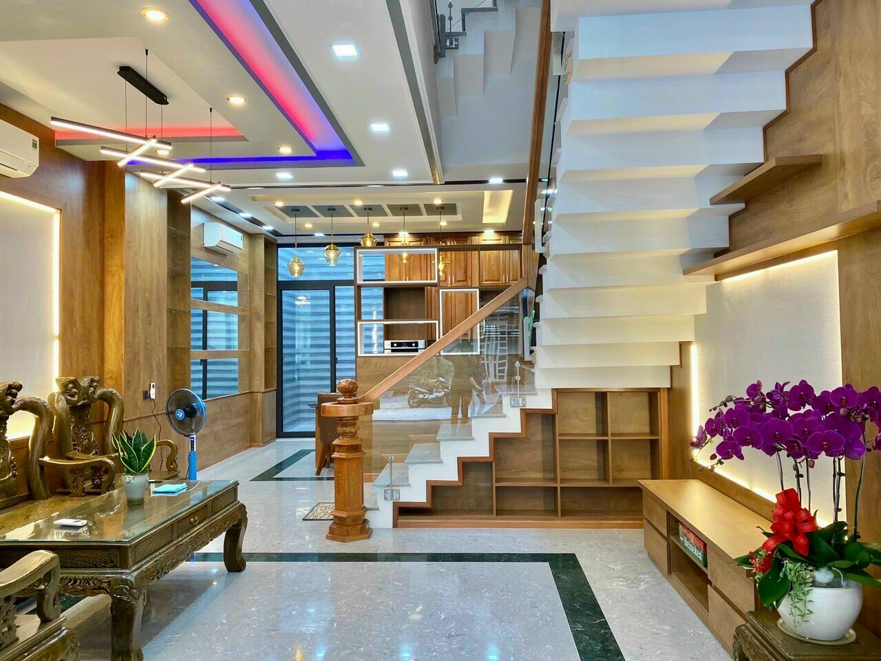 Bán nhà mặt tiền đường Hùng Vương phường 1 quận 10, DTSD: 263m2, lửng 3 lầu ST, giá 17.9 tỷ