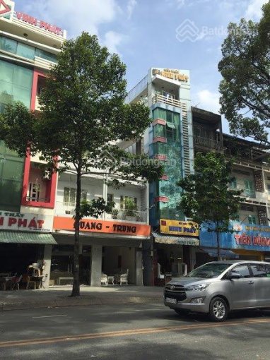 Bán khuôn đất mặt tiền đường lớn 2 chiều Nguyễn Thị Minh Khai, Phường 5, Quận 3.