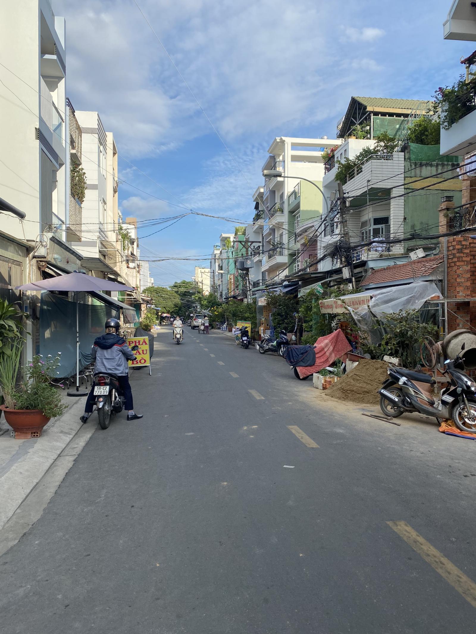 Bán nhà MT khu Bình Phú, 4 x 18m, nhà mới đẹp vào ở ngay, chỉ 9 tỷ 8, Q.6