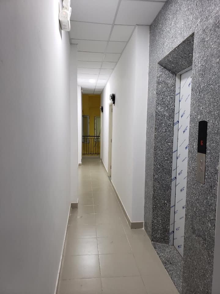 Bán căn hộ dịch vụ Hồ Văn Huê, 150m2, ngang 5.2m, 5 lầu, thang máy, 27 PN, 26 tỷ.