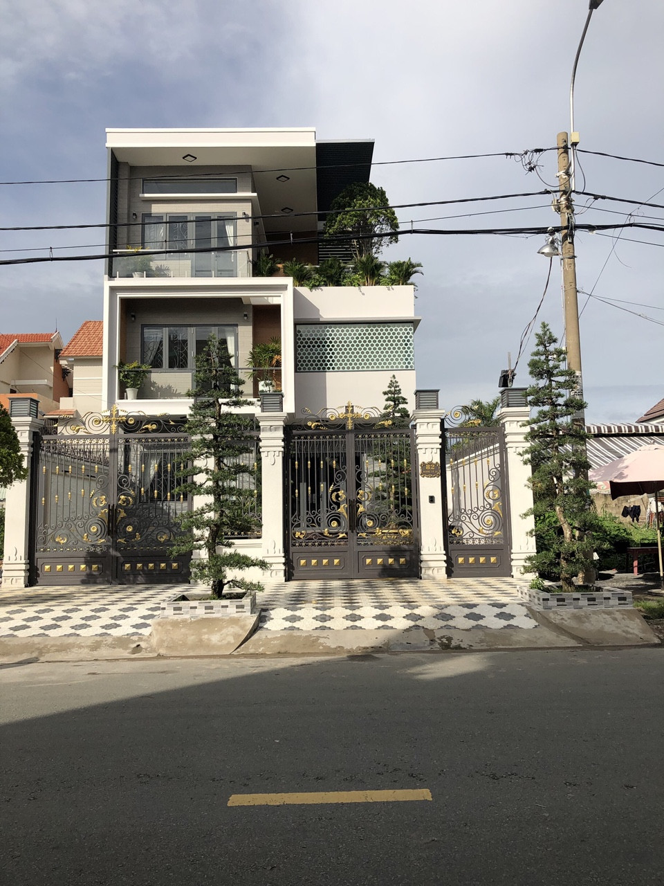 Bán nhà khu VIP đường Nguyễn Thế Truyện Q.Tân Phú 8x18m nhà cấp 4