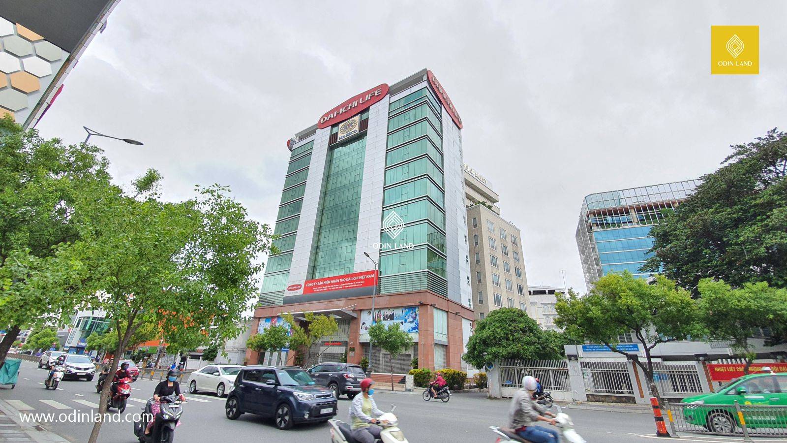 Bán gấp tòa nhà mặt tiền đường Nguyễn Văn Trỗi, Quận Phú Nhuận. DT:10×30m, hầm 7 lầu.  Thu nhập 7 tỷ