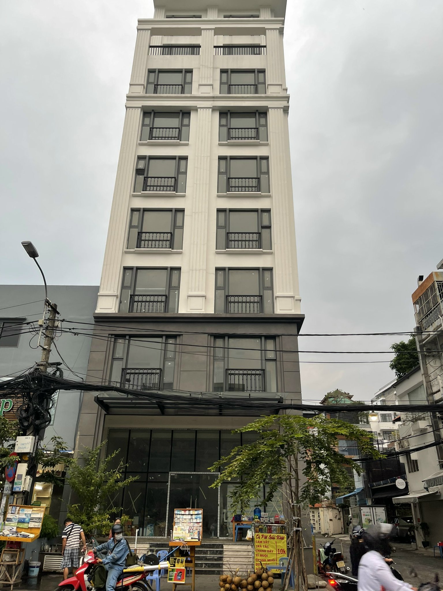 Bán tòa nhà 6 tầng MT thương hiệu đường Hoàng Việt, Q. TB ( 5,5m x 25m ) hđt 110 tr/tháng.