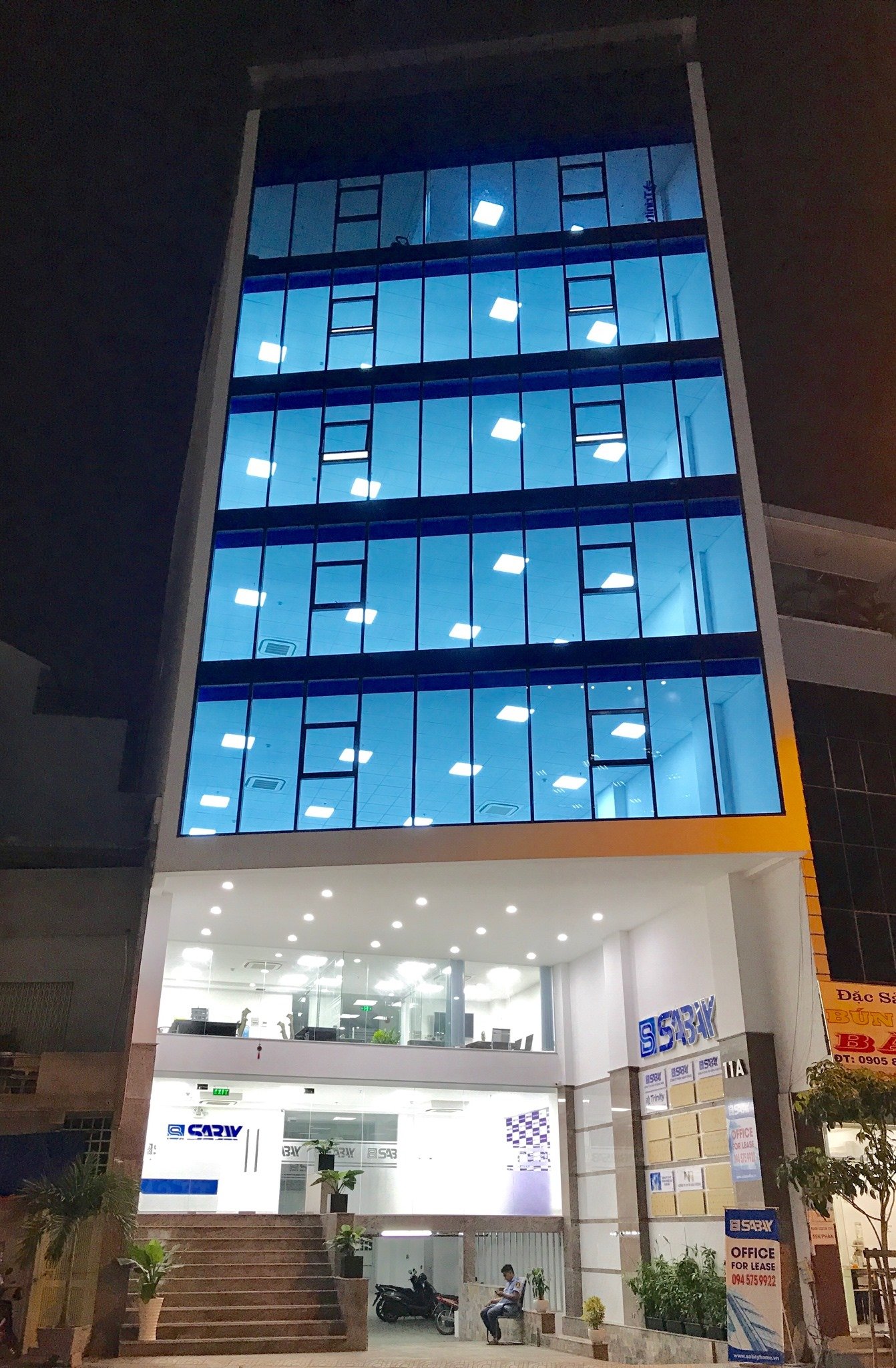 Nhà 5 lầu thang máy góc 2 mặt tiền đường KD vải cách chợ vải Tân Bình 50m, ngang 5.6m. DTSD 240m2