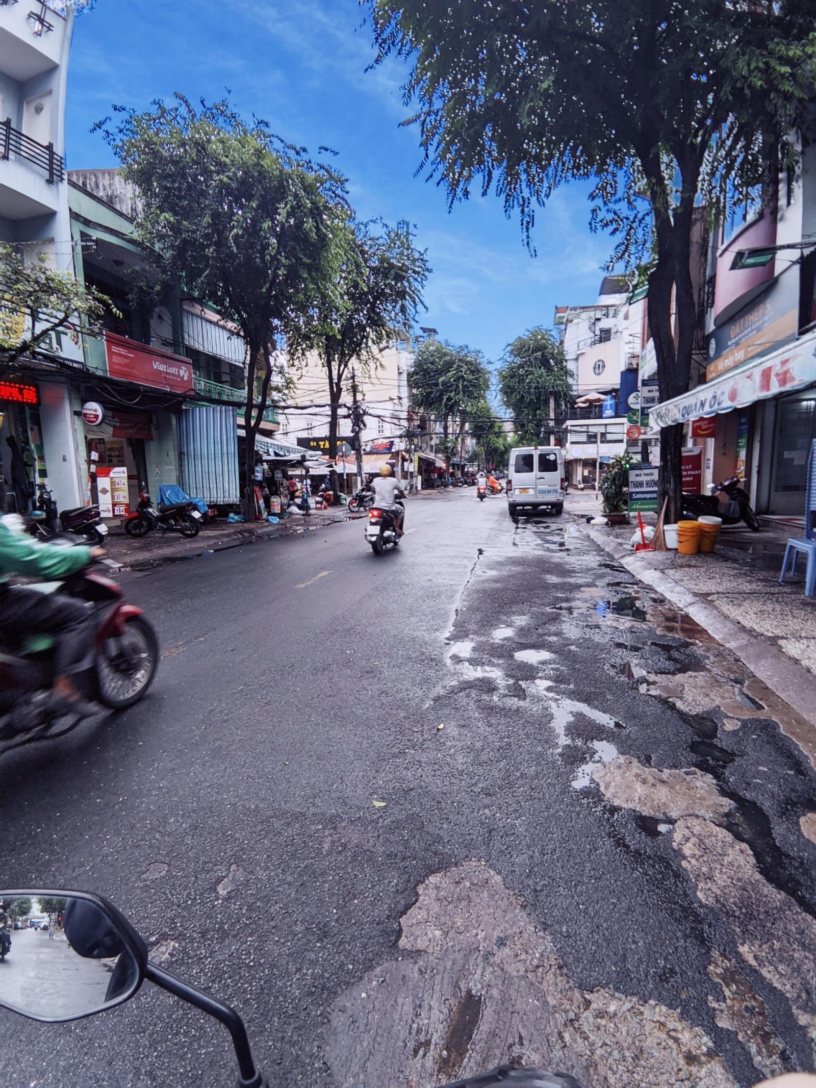 4 Lầu , đường Cao Thắng, giá 18 tỷ , DT: 6.7x16.