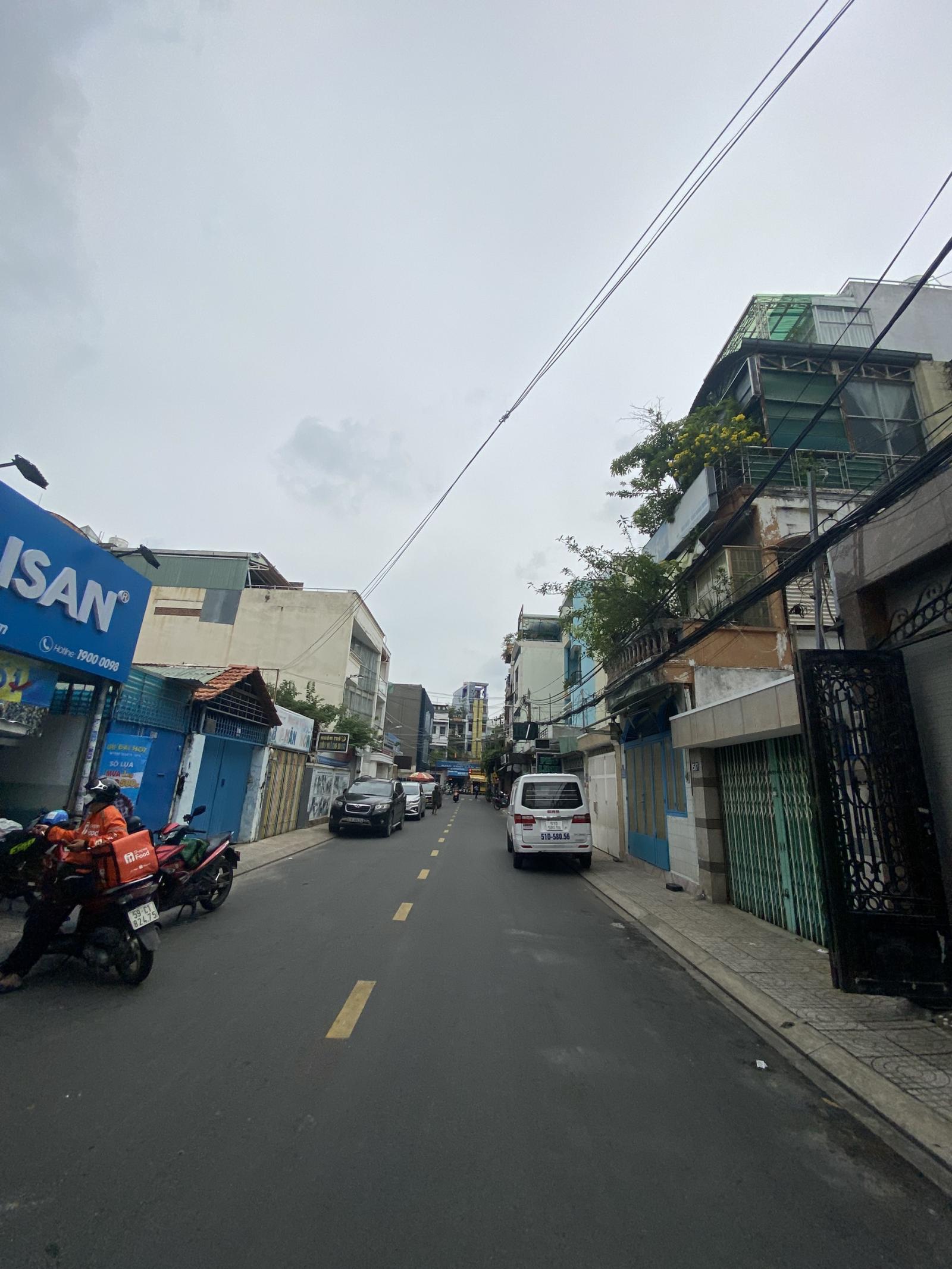 Bán gấp nhà MT Hoàng Văn Thụ, TB, DT 4x20m, 2 tầng, giá 17,5 tỷ TL