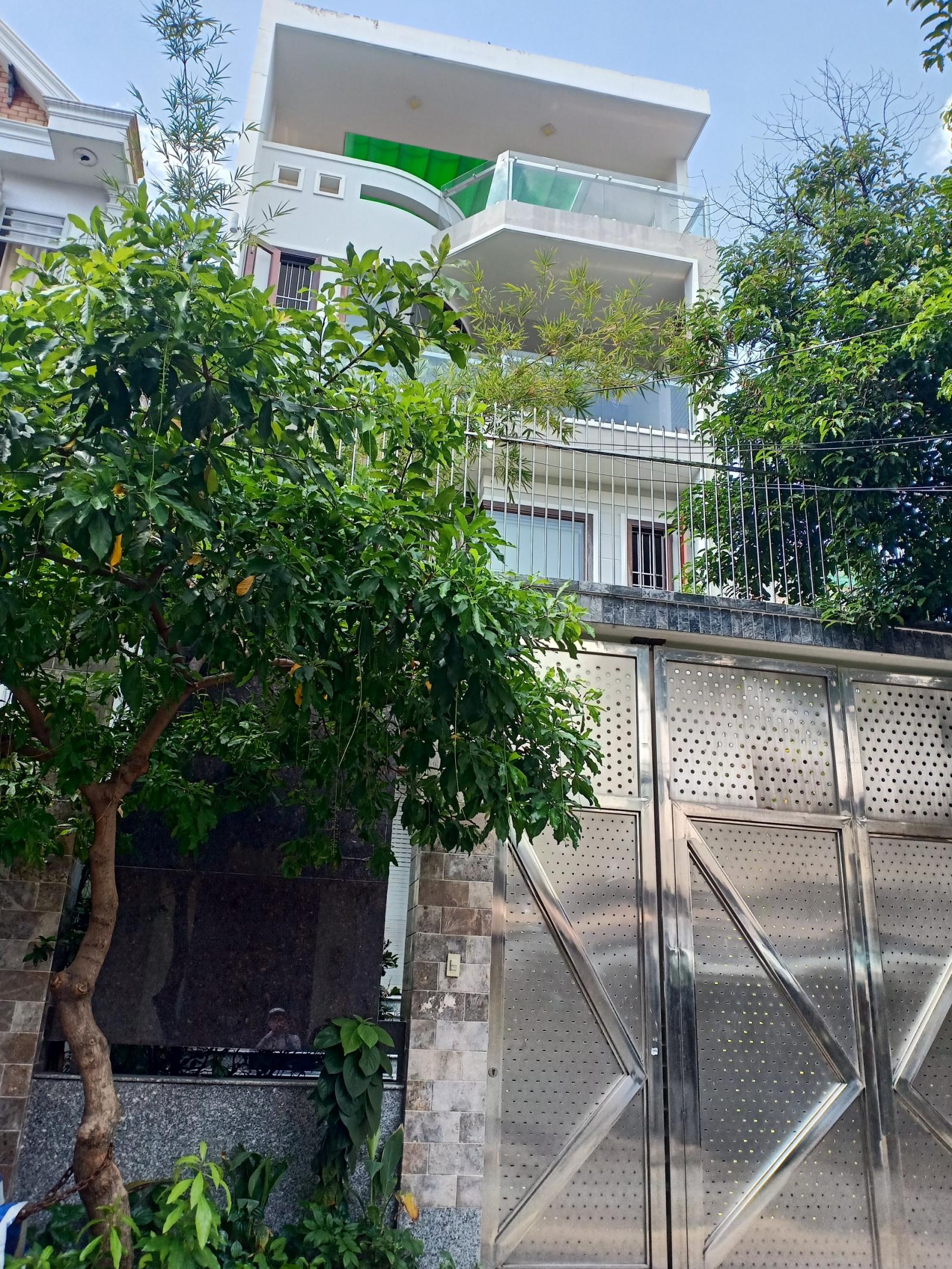 Bán gấp nhà MT Châu Thới, Q10, DT 10x20m, 3 tầng, giá 60 tỷ TL