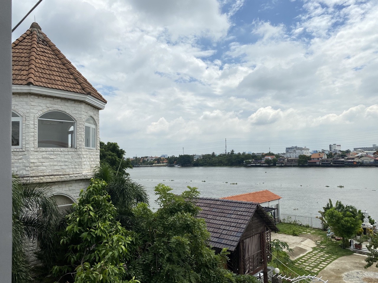 Bán nhà siêu biệt thự 144m2 Bình Lợi view sông Sài Gòn ,xe hơi đậu trong nhà .