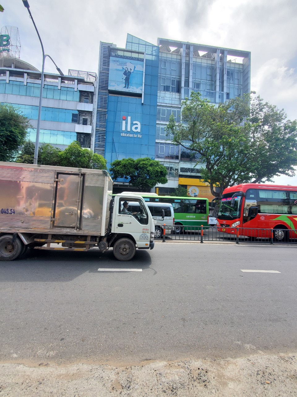 Bán tòa nhà góc 2 MT 23X Nguyễn Thái Bình, P.12, Q.Tân Bình