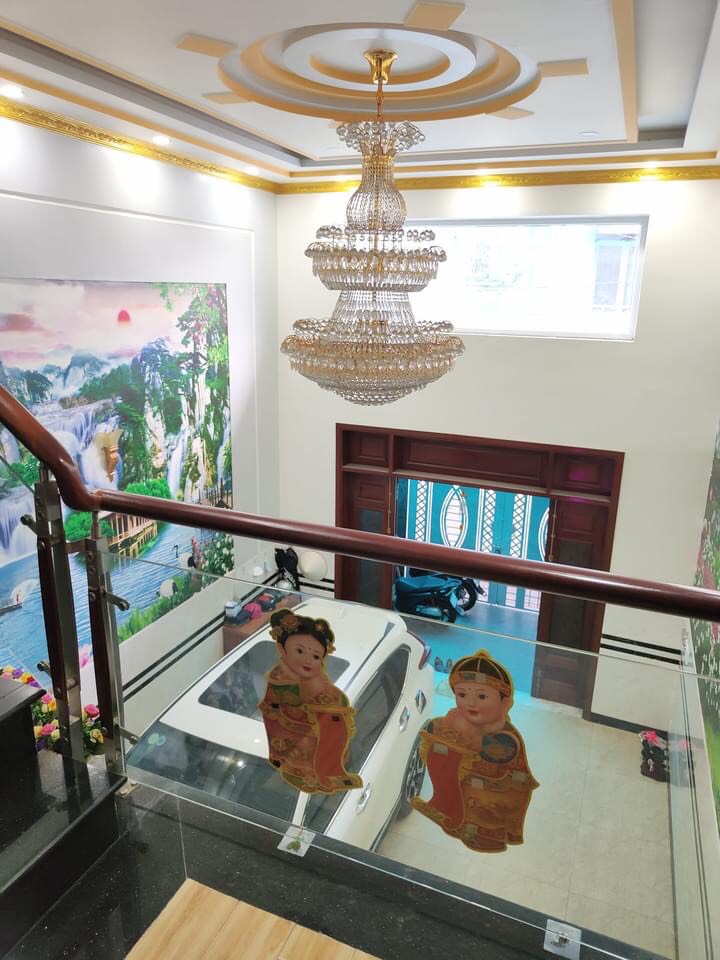 Bán nhà NGỘP rất gấp bán 5 lầu đẹp, 90m2(5x18), Đ.số 8, ngay trường Nguyễn Du, 8.8 tỷ.