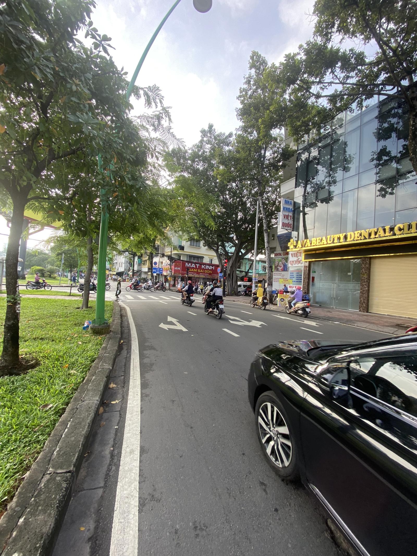 Mặt tiền 4 tầng hiện đại - Đường Trần Văn Quang - Tiện ở và kinh doanh - DT: (4 x 25m)