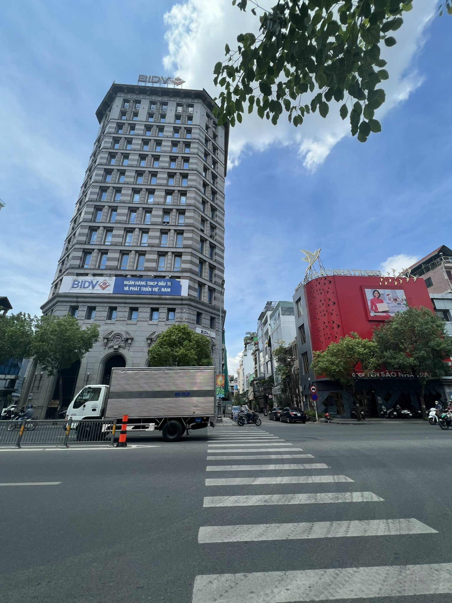 20m x 30m, Hầm 14 tầng, HĐT 2 tỷ/tháng Góc 2 mặt tiền Nguyễn Trãi và Nam Quốc Cang