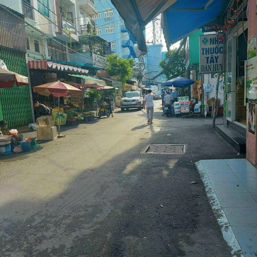 Bán nhà mặt tiền hẻm 8m, kinh doanh tốt đường Huỳnh Tấn Phát, Quận 7. Giá 7,8tỷ