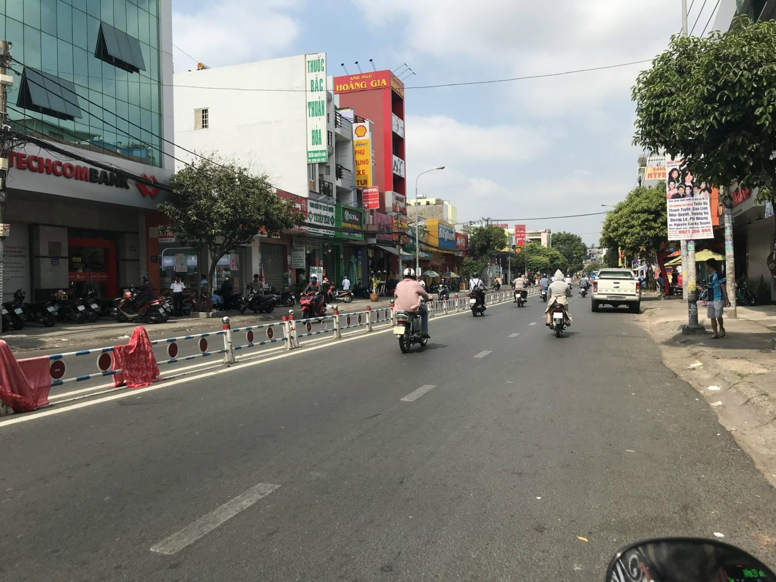 MTKD ngay chợ Nguyễn Sơn, 4x26m, Lửng 4 lầu, Giá 20 tỷ TL